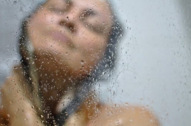 Femme sous la douche - gel douche Avon