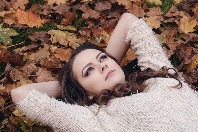 Femme dans les feuilles d'automne - Parfums d'automne Avon